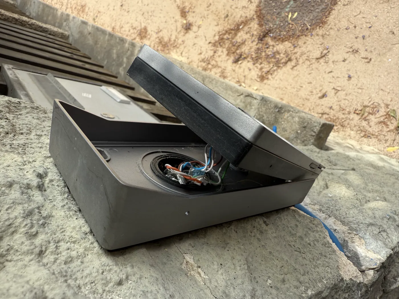 Sonnette connectée en cours d'installation