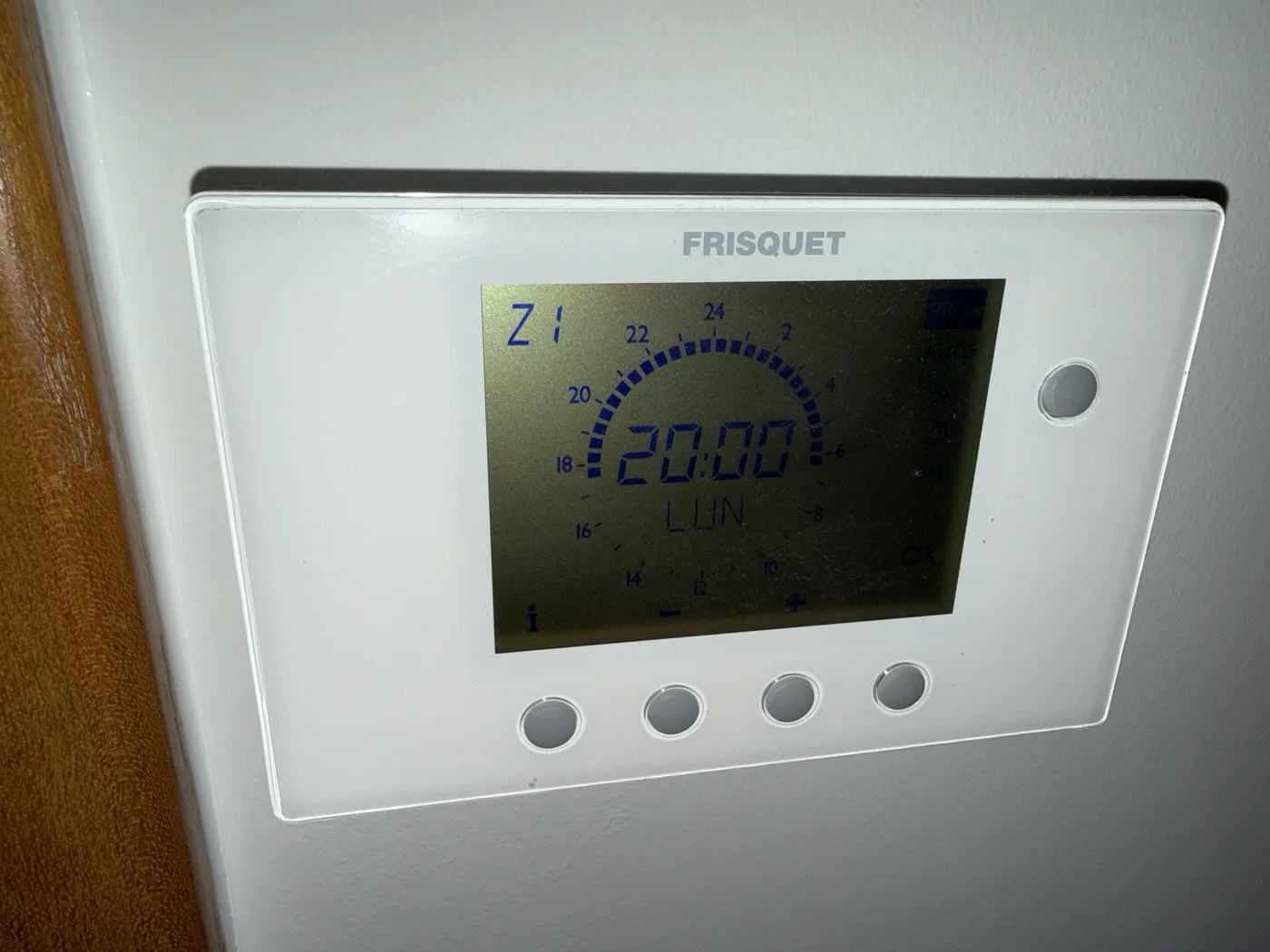 Thermostat Frisquet mural affichant 20°C